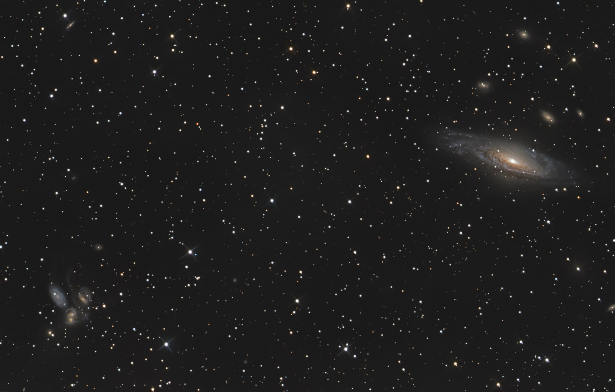 Die rechte Spiralgalaxie NGC 7331 und die Glaxiengruppe Stephans-Quintett links liegen im Sternbild Pegasus.